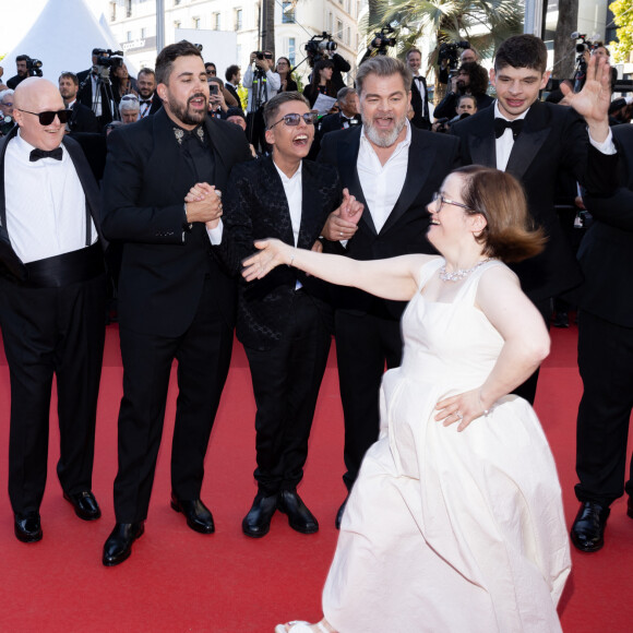 Alice Belaidi, Artus, Clovis Cornillac, Marc Riso et l'équipe du film "Un p'tit truc en plus" - Montée des marches du film " Le comte de Monte-Cristo " lors du 77ème Festival International du Film de Cannes, au Palais des Festivals à Cannes. Le 22 mai 2024 © Jacovides-Moreau / Bestimage 