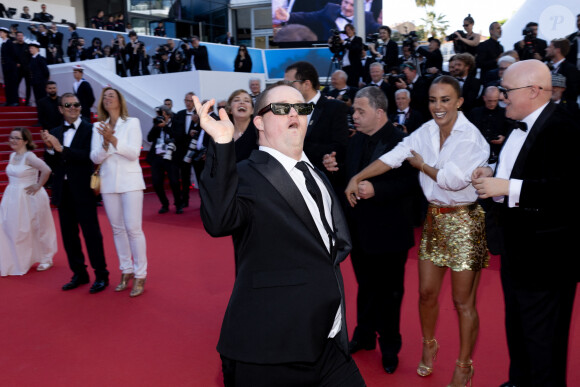 Un acteur du film "Un p'tit truc en plus" - Montée des marches du film " Le comte de Monte-Cristo " lors du 77ème Festival International du Film de Cannes, au Palais des Festivals à Cannes. Le 22 mai 2024 © Jacovides-Moreau / Bestimage