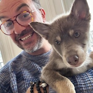 Jarry présente le nouveau membre de sa famille, un chien prénommé Smile