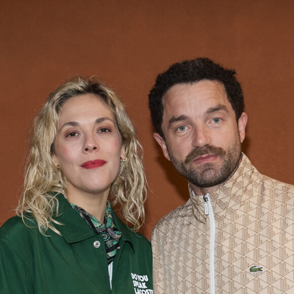 Alysson Paradis et Guillaume Gouix au village (night session) lors des Internationaux de France de tennis de Roland Garros 2024, à Paris, France, le 1er juin 2024. © Jacovides-Moreau/Bestimage 