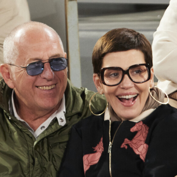 Frédéric Cassin et sa femme Cristina Córdula dans les tribunes (night session) des Internationaux de France de tennis de Roland Garros 2024 à Paris, France, le 1er juin 2024. © Jacovides-Moreau/Bestimage