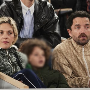 Alysson Paradis, son compagnon Guillaume Gouix et leur fils Marcus dans les tribunes (night session) des Internationaux de France de tennis de Roland Garros 2024 à Paris, France, le 1er juin 2024. © Jacovides-Moreau/Bestimage 