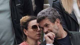 Roland-Garros : Anne-Sophie Lapix multiplie les fous rires et grimaces avec son mari Arthur Sadoun, un célèbre humoriste bientôt papa pour la 2e fois