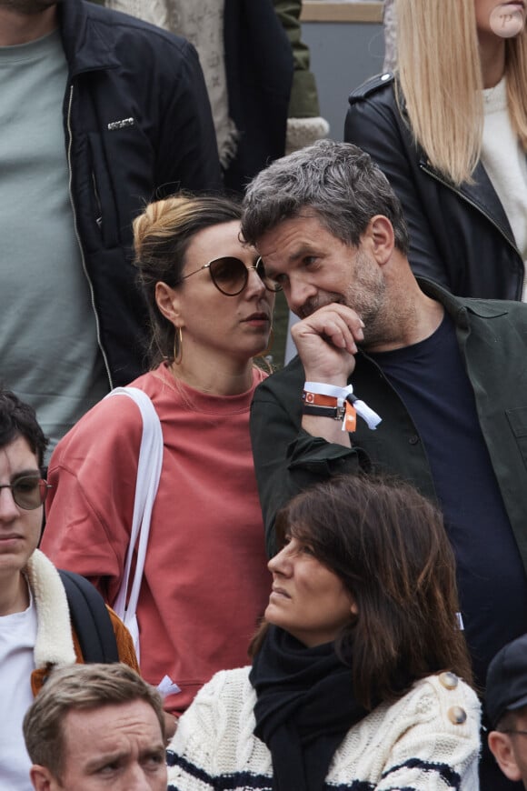 Hervé Mathoux et Claire Billon Galland dans les tribunes au même moment dans les tribunes des Internationaux de France de tennis de Roland Garros 2024 à Paris, France, le 2 juin 2024. © Jacovides-Moreau/Bestimage 