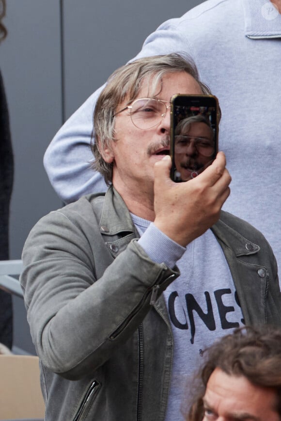 Pascal Demolon dans les tribunes au même moment dans les tribunes des Internationaux de France de tennis de Roland Garros 2024 à Paris, France, le 2 juin 2024. © Jacovides-Moreau/Bestimage 