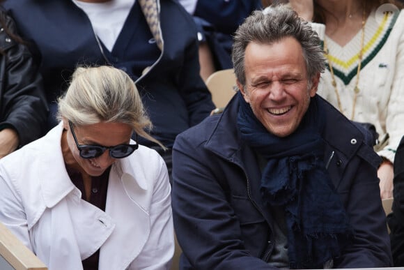 Et ont semblé toujours aussi complice.
Anne-Sophie Lapix et son mari Richard Sadoun dans les tribunes au même moment dans les tribunes des Internationaux de France de tennis de Roland Garros 2024 à Paris, France, le 2 juin 2024. © Jacovides-Moreau/Bestimage 