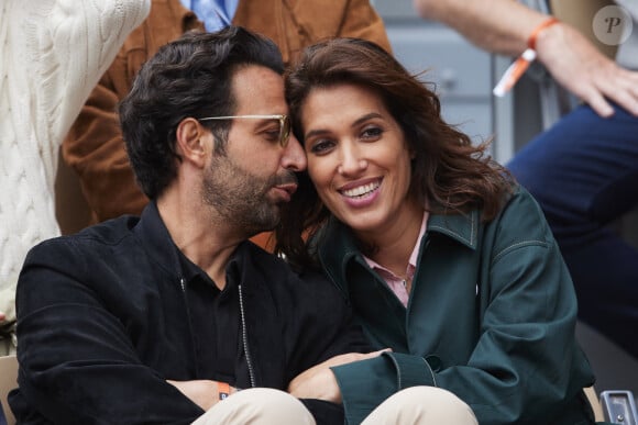 Laurie Cholewa et son mari Greg Levy dans les tribunes au même moment dans les tribunes des Internationaux de France de tennis de Roland Garros 2024 à Paris, France, le 2 juin 2024. © Jacovides-Moreau/Bestimage 