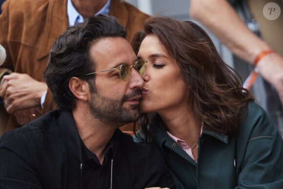 Laurie Cholewa et son mari Greg Levy dans les tribunes au même moment dans les tribunes des Internationaux de France de tennis de Roland Garros 2024 à Paris, France, le 2 juin 2024. © Jacovides-Moreau/Bestimage 