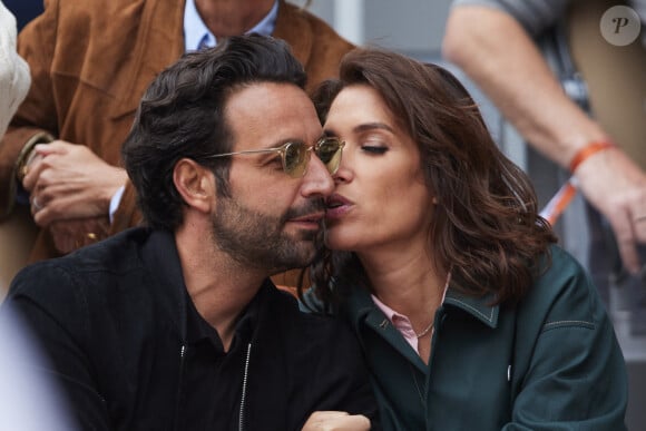 Pendant ce temps, Laurie Cholewa et son mari étaient très calins.
Laurie Cholewa et son mari Greg Levy dans les tribunes au même moment dans les tribunes des Internationaux de France de tennis de Roland Garros 2024 à Paris, France, le 2 juin 2024. © Jacovides-Moreau/Bestimage 