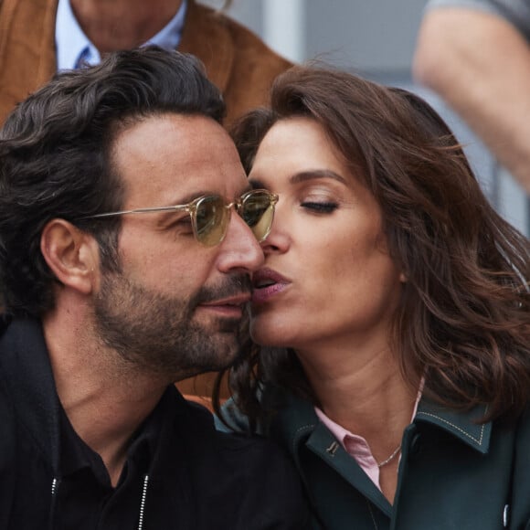 Pendant ce temps, Laurie Cholewa et son mari étaient très calins.
Laurie Cholewa et son mari Greg Levy dans les tribunes au même moment dans les tribunes des Internationaux de France de tennis de Roland Garros 2024 à Paris, France, le 2 juin 2024. © Jacovides-Moreau/Bestimage 
