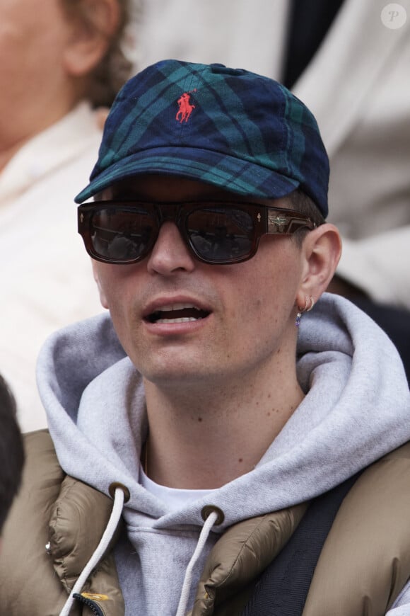 Raphaël Quenard dans les tribunes au même moment dans les tribunes des Internationaux de France de tennis de Roland Garros 2024 à Paris, France, le 2 juin 2024. © Jacovides-Moreau/Bestimage 