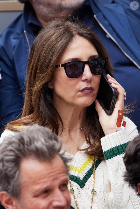 Elsa Zylberstein dans les tribunes au même moment dans les tribunes des Internationaux de France de tennis de Roland Garros 2024 à Paris, France, le 2 juin 2024. © Jacovides-Moreau/Bestimage 