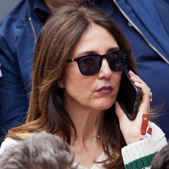 Elsa Zylberstein dans les tribunes au même moment dans les tribunes des Internationaux de France de tennis de Roland Garros 2024 à Paris, France, le 2 juin 2024. © Jacovides-Moreau/Bestimage 