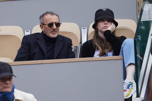 Enfin, Elie Semoun était venu au bras d'une jolie jeune femme !
Elie Semoun et sa compagne dans les tribunes au même moment dans les tribunes des Internationaux de France de tennis de Roland Garros 2024 à Paris, France, le 2 juin 2024. © Jacovides-Moreau/Bestimage 