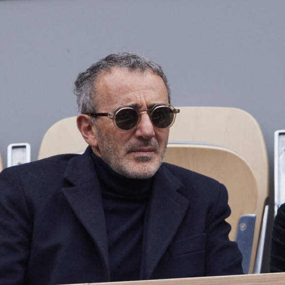 Enfin, Elie Semoun était venu au bras d'une jolie jeune femme !
Elie Semoun et sa compagne dans les tribunes au même moment dans les tribunes des Internationaux de France de tennis de Roland Garros 2024 à Paris, France, le 2 juin 2024. © Jacovides-Moreau/Bestimage 