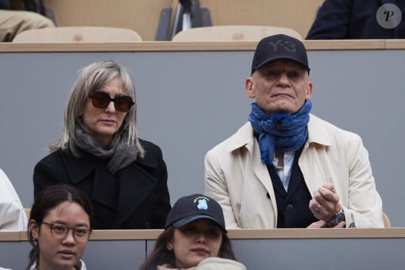 Gaëtan Roussel et Valérie Donzelli dans les tribunes au même moment dans les tribunes des Internationaux de France de tennis de Roland Garros 2024 à Paris, France, le 2 juin 2024. © Jacovides-Moreau/Bestimage 