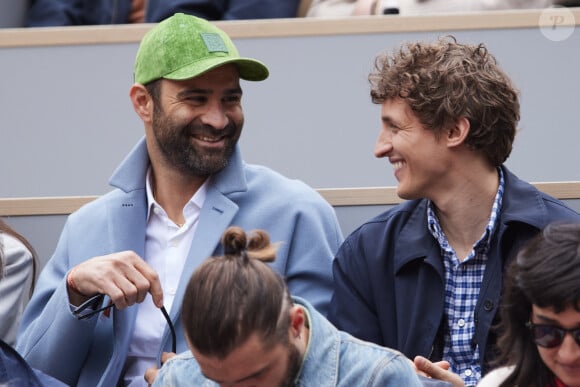 Le chanteur Ycare et Aliocha Schneider dans les tribunes au même moment dans les tribunes des Internationaux de France de tennis de Roland Garros 2024 à Paris, France, le 2 juin 2024. © Jacovides-Moreau/Bestimage 