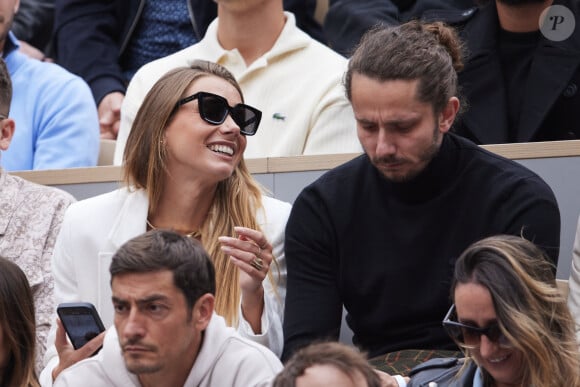 Amandine Petit et Guillaume Pley dans les tribunes au même moment dans les tribunes des Internationaux de France de tennis de Roland Garros 2024 à Paris, France, le 2 juin 2024. © Jacovides-Moreau/Bestimage 