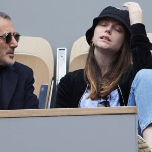 Elie Semoun et sa compagne dans les tribunes au même moment dans les tribunes des Internationaux de France de tennis de Roland Garros 2024 à Paris, France, le 2 juin 2024. © Jacovides-Moreau/Bestimage 