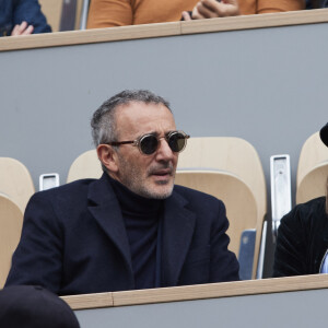 Elie Semoun et sa compagne dans les tribunes au même moment dans les tribunes des Internationaux de France de tennis de Roland Garros 2024 à Paris, France, le 2 juin 2024. © Jacovides-Moreau/Bestimage 