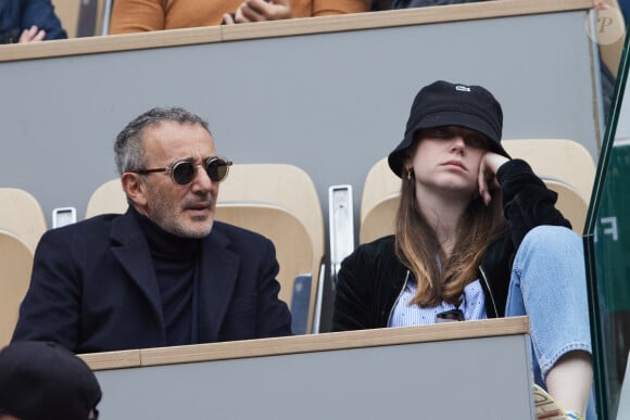 Elie Semoun et sa compagne dans les tribunes au même moment dans les tribunes des Internationaux de France de tennis de Roland Garros 2024 à Paris, France, le 2 juin 2024. © Jacovides-Moreau/Bestimage 