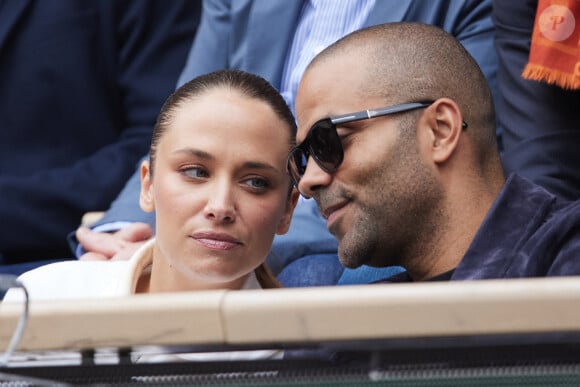 Tony Parker et sa compagne Agathe Teyssier dans les tribunes au même moment dans les tribunes des Internationaux de France de tennis de Roland Garros 2024 à Paris, France, le 2 juin 2024. © Jacovides-Moreau/Bestimage 