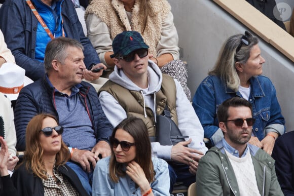 Raphaël Quenard avec ses parents dans les tribunes au même moment dans les tribunes des Internationaux de France de tennis de Roland Garros 2024 à Paris, France, le 2 juin 2024. © Jacovides-Moreau/Bestimage 