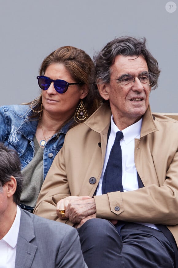 Luc Ferry et sa femme Marie-Caroline dans les tribunes au même moment dans les tribunes des Internationaux de France de tennis de Roland Garros 2024 à Paris, France, le 2 juin 2024. © Jacovides-Moreau/Bestimage 