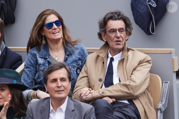 Luc Ferry et sa femme Marie-Caroline dans les tribunes au même moment dans les tribunes des Internationaux de France de tennis de Roland Garros 2024 à Paris, France, le 2 juin 2024. © Jacovides-Moreau/Bestimage 