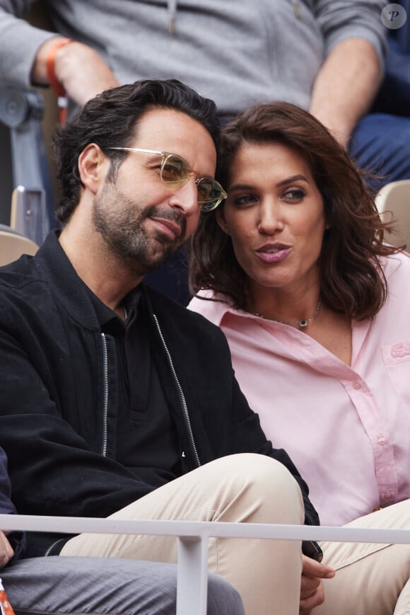 Laurie Cholewa et son mari Greg Levy dans les tribunes au même moment dans les tribunes des Internationaux de France de tennis de Roland Garros 2024 à Paris, France, le 2 juin 2024. © Jacovides-Moreau/Bestimage 