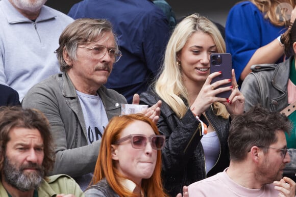 Pascal Demolon, sa fille Iliana, Sarah Stern et Pierre Deladonchamps dans les tribunes au même moment dans les tribunes des Internationaux de France de tennis de Roland Garros 2024 à Paris, France, le 2 juin 2024. © Jacovides-Moreau/Bestimage 