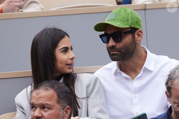 Le chanteur Ycare et sa femme Renna Hawili dans les tribunes au même moment dans les tribunes des Internationaux de France de tennis de Roland Garros 2024 à Paris, France, le 2 juin 2024. © Jacovides-Moreau/Bestimage 