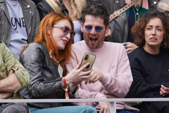 Sarah Stern et Pierre Deladonchamps dans les tribunes au même moment dans les tribunes des Internationaux de France de tennis de Roland Garros 2024 à Paris, France, le 2 juin 2024. © Jacovides-Moreau/Bestimage 