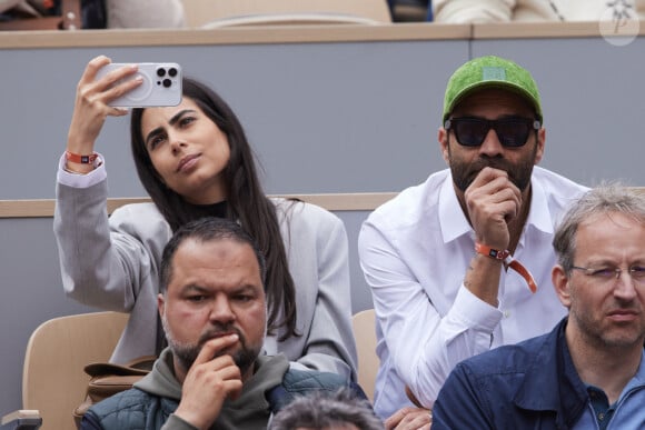 Le chanteur Ycare et sa femme Renna Hawili dans les tribunes au même moment dans les tribunes des Internationaux de France de tennis de Roland Garros 2024 à Paris, France, le 2 juin 2024. © Jacovides-Moreau/Bestimage 