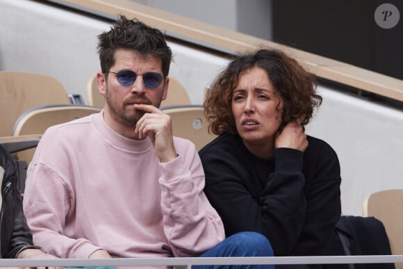 Pierre Deladonchamps et guest dans les tribunes au même moment dans les tribunes des Internationaux de France de tennis de Roland Garros 2024 à Paris, France, le 2 juin 2024. © Jacovides-Moreau/Bestimage 