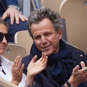 Anne-Sophie Lapix et son mari Richard Sadoun dans les tribunes au même moment dans les tribunes des Internationaux de France de tennis de Roland Garros 2024 à Paris, France, le 2 juin 2024. © Jacovides-Moreau/Bestimage 