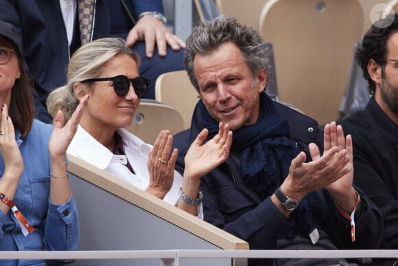 Anne-Sophie Lapix et son mari Richard Sadoun dans les tribunes au même moment dans les tribunes des Internationaux de France de tennis de Roland Garros 2024 à Paris, France, le 2 juin 2024. © Jacovides-Moreau/Bestimage 