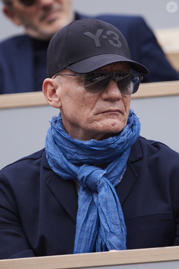 Gaëtan Roussel dans les tribunes au même moment dans les tribunes des Internationaux de France de tennis de Roland Garros 2024 à Paris, France, le 2 juin 2024. © Jacovides-Moreau/Bestimage 