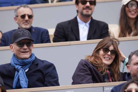 Gaëtan Roussel et Valérie Donzelli dans les tribunes au même moment dans les tribunes des Internationaux de France de tennis de Roland Garros 2024 à Paris, France, le 2 juin 2024. © Jacovides-Moreau/Bestimage 