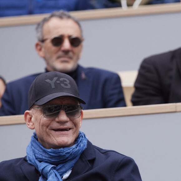 Gaëtan Roussel et Valérie Donzelli dans les tribunes au même moment dans les tribunes des Internationaux de France de tennis de Roland Garros 2024 à Paris, France, le 2 juin 2024. © Jacovides-Moreau/Bestimage 