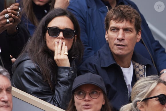 Cédric Jimenez et sa compagne Capucine Martin dans les tribunes au même moment dans les tribunes des Internationaux de France de tennis de Roland Garros 2024 à Paris, France, le 2 juin 2024. © Jacovides-Moreau/Bestimage 