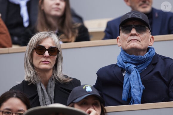 Gaëtan Roussel et sa femme Clarisse dans les tribunes au même moment dans les tribunes des Internationaux de France de tennis de Roland Garros 2024 à Paris, France, le 2 juin 2024. © Jacovides-Moreau/Bestimage 