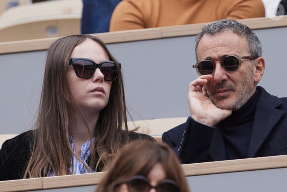 Elie Semoun et sa compagne dans les tribunes au même moment dans les tribunes des Internationaux de France de tennis de Roland Garros 2024 à Paris, France, le 2 juin 2024. © Jacovides-Moreau/Bestimage 