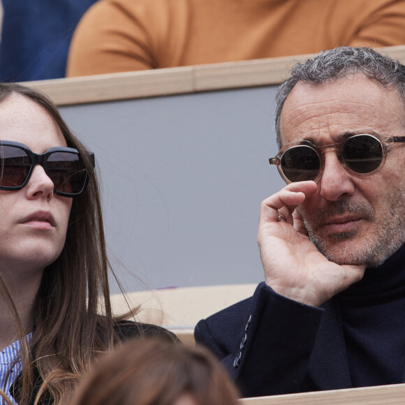 Elie Semoun et sa compagne dans les tribunes au même moment dans les tribunes des Internationaux de France de tennis de Roland Garros 2024 à Paris, France, le 2 juin 2024. © Jacovides-Moreau/Bestimage 