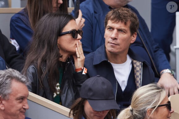 Cédric Jimenez et sa compagne Capucine Martin dans les tribunes au même moment dans les tribunes des Internationaux de France de tennis de Roland Garros 2024 à Paris, France, le 2 juin 2024. © Jacovides-Moreau/Bestimage 