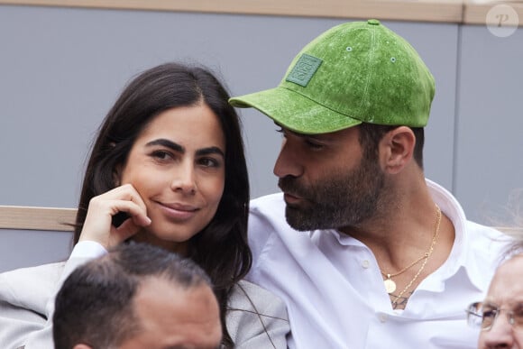 Le chanteur Ycare et sa femme Renna Hawili dans les tribunes au même moment dans les tribunes des Internationaux de France de tennis de Roland Garros 2024 à Paris, France, le 2 juin 2024. © Jacovides-Moreau/Bestimage 