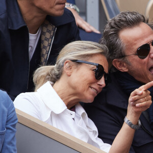 Ils étaient particulièrement de bonne humeur malgré la pluie !
Anne-Sophie Lapix et son mari Richard Sadoun dans les tribunes au même moment dans les tribunes des Internationaux de France de tennis de Roland Garros 2024 à Paris, France, le 2 juin 2024. © Jacovides-Moreau/Bestimage 