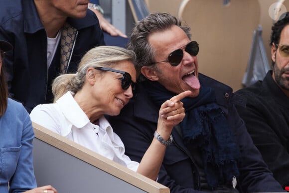 Ils étaient particulièrement de bonne humeur malgré la pluie !
Anne-Sophie Lapix et son mari Richard Sadoun dans les tribunes au même moment dans les tribunes des Internationaux de France de tennis de Roland Garros 2024 à Paris, France, le 2 juin 2024. © Jacovides-Moreau/Bestimage 