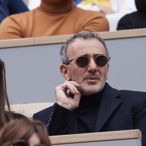 Elie Semoun et sa compagne dans les tribunes au même moment dans les tribunes des Internationaux de France de tennis de Roland Garros 2024 à Paris, France, le 2 juin 2024. © Jacovides-Moreau/Bestimage 