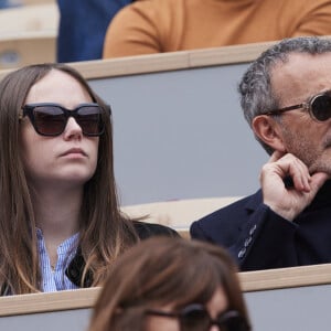 Elie Semoun et sa compagne dans les tribunes au même moment dans les tribunes des Internationaux de France de tennis de Roland Garros 2024 à Paris, France, le 2 juin 2024. © Jacovides-Moreau/Bestimage 